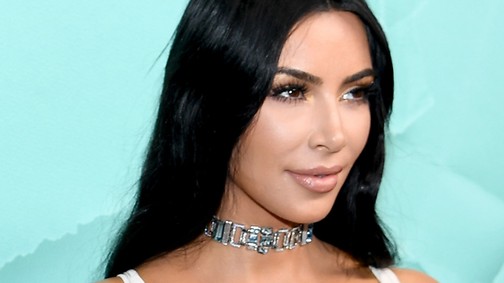 Kim Kardashian Westen úgy feszül a nadrág, hogy mindjárt szétreped a fenekén