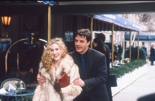 Carrie vintage szőrmekabátja nemcsak jól néz ki, de ezt viselte a Biggel - vagyis a leendő férjével - való első randevúján is, ami igazán ikonikussá teszi. Csak úgy árad belőle a sikk. 