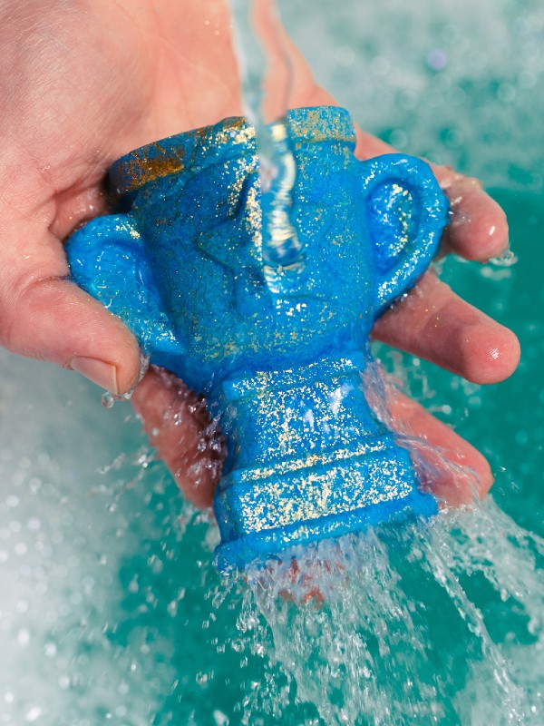 A legjobb apukának a kifogyhatatlan szeretet mellett egy kényeztető, gyógynövényes-mentás fürdő is jár. Hidd el, a férfiak csak a látszat kedvéért mondják, hogy nem rajonganak a habfürdőkért, valójában imádják az illatos, relaxáló fürdőperceket! - No.1 Dad habfürdő 2590 Ft