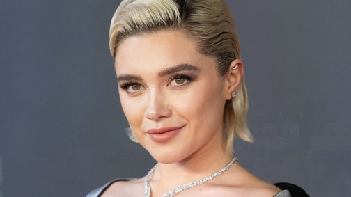 Florence Pugh melltartó nékül lépett ki az utcára, meztelenruhája nem sokat bízott a képzeletre