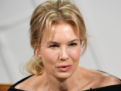 Renée Zellweger lazán beadta a torontói filmfesztivál legszexibb lábvillantását