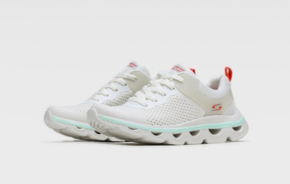 A klasszikus hófehér tornacipő igazi jolly-joker, mutatjuk, hogyan viseld idén nyáron