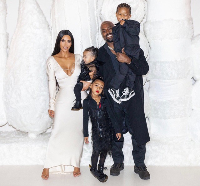 A Kardashian-West család karácsonyi fotója
