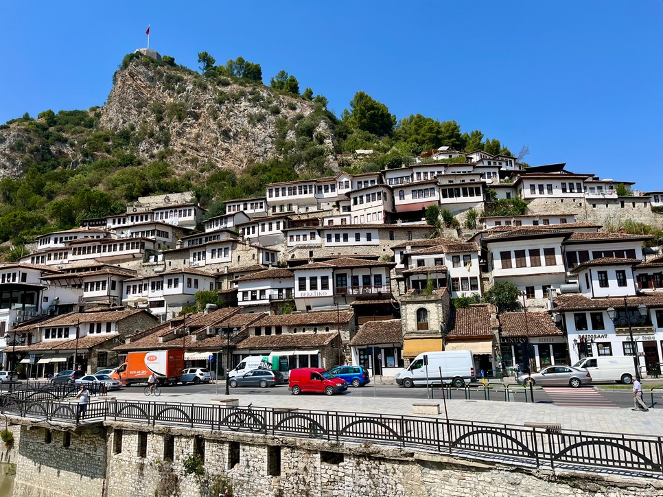 Az ország gyönyörű természetével és kedvező árfekvésével egyaránt vonzó úti cél.