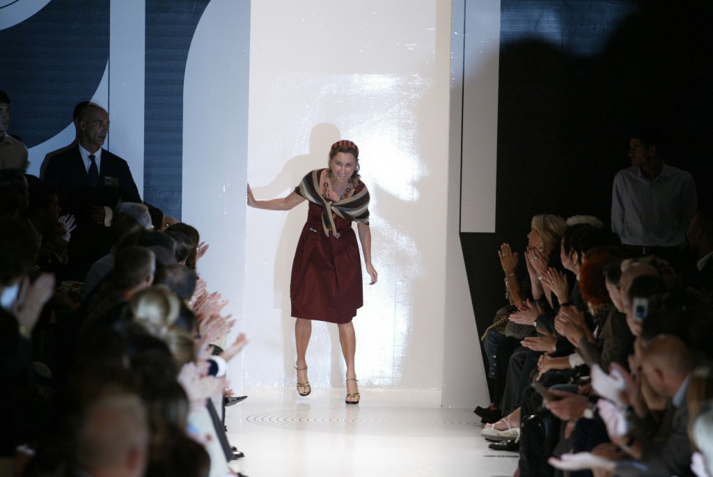 1978-ban Miuccia Prada átvette a családi tulajdonú luxuskiegészítő üzletet. Mario Prada legfiatalabb unokájának nagy víziói voltak a család milánói vállalkozásával. A Prada az első ready-to-wear őszi-téli kollekcióját 1988-ban mutatta be, ami egy kecses, mégis attitűdös sziluettekkel átszőtt kreációsorozat volt. 