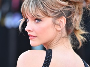 Palvin Barbara falatnyi fűzőben, hercegnőként ragyog Párizsban