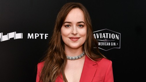 Dakota Johnson megint egy szál zakóban villant izgalmas dekoltázst