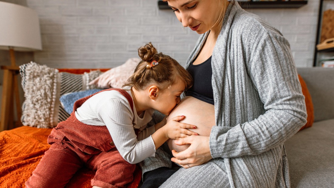 A jó testvéri kapcsolat alapja lehet, ha a nagytesó a kezdetektől része a babavárásnak