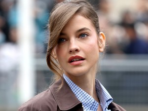 Palvin Barbara megmutatta, hogy a kevesebb néha több: még sosem viselt ilyen visszafogott ruhát