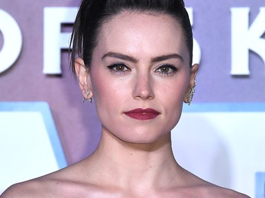 Daisy Ridley az év színében a Csillagok háborúja utolsó részének premierjén