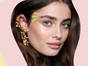 A szemöldök hosszabbítás mindent elsöprő trend, csak az elkészítése túl bizarr