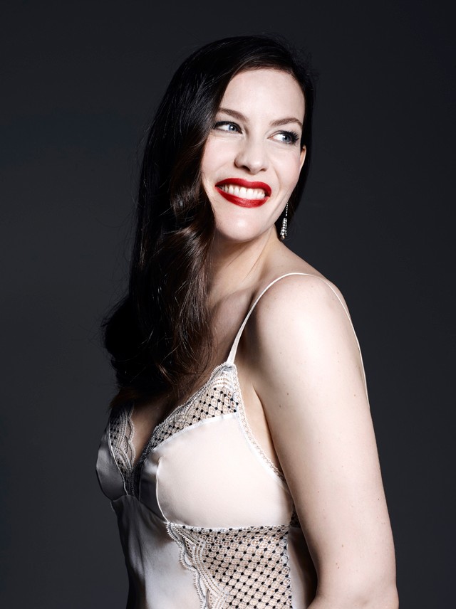 Liv Tyler ledobta a ruháit a Triumph-nak, és élete legszexibb fotói készültek róla