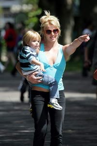 britney-spears-200x-d00003A31b50bfd0db987.jpg