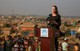 A 2019. február 5-én készült képen Angelina Jolie épp egy sajtótájékoztatón szólal fel, ahol a rohingya közösség helyzetére hívja fel a figyelmet Bangladesben, a Kutupalong menekülttáborban. Beszédében azonnali nemzetközi segítséget sürgetett, és kiemelte, hogy a menekültek méltóságának és alapvető jogainak védelme kulcsfontosságú. 