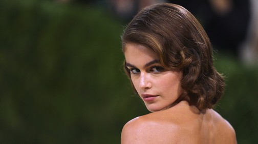 Kaia Gerber szexi csipkeminiben bulizott barátjával a Met gála után