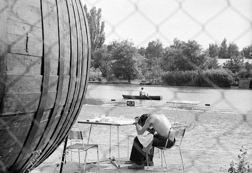 Fotózott a Vogue-nak és a Diornak, most édesapjával nyílik közös kiállítása a világhírű magyar fotósnak