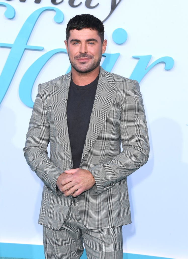 A ma 37 éves Zac Efron színészi karrierjét a High School Musical kétségtelenül beindította: azóta olyan népszerű zenés filmekben tűnt fel, mint A Legnagyobb showman vagy a Hajlakk. De más műfajban is kipróbálta magát: az Átkozottul veszett, sokkolóan gonosz és hitvány című életrajzi filmben a sorozatgyilkos Ted Bundy-t alakította. Legutóbb a Családi affér című Netflix-produkcióban kapott főszerepet.  