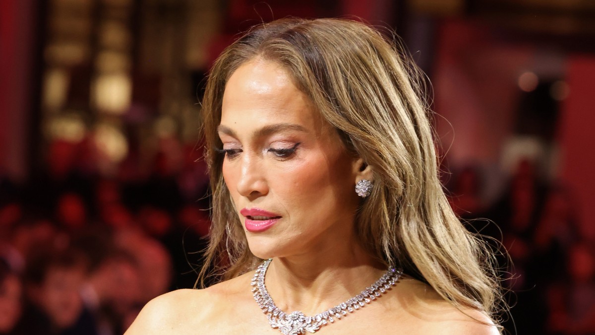 Jennifer Lopez csipkeruhája nem sokat takart, zavarbaejtő szettben lépett ki az utcára az énekesnő