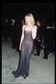 1999 Cate Blanchett - A színésznő első Oscar jelölése volt 1999-ben, amikor egy sötétlila John Galliano ruhát vett fel, melynek hátát virágokkal és kolibrivel díszítették. A kilencvenes évek jellegzetes "hálóruhára" emlékeztető költeményében, játékos áttetszősége és bonyolult részletei miatt Blanchett úgy nézett ki, mint egy tapasztalt vörös szőnyeges profi. Bár aznap este nem vitte haza az Oscar-díjat, de később kétszer is kezébe foghatta az arany szobrot.