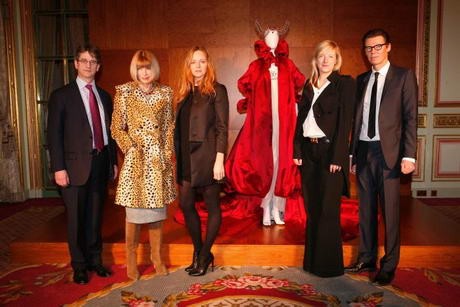 Anna Wintour és Stella McCartney a kiállítás hivatalos sajtótájékoztatóján Londonban.