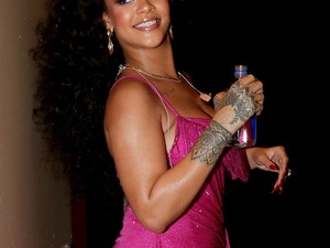 Álmodban sem gondolnád, mennyi kristály volt Rihanna ruháján!