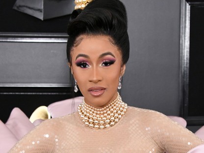 Cardi B ruhájától megáll az eszed: egy kinyíló virágnak öltözött a vörös szőnyegen