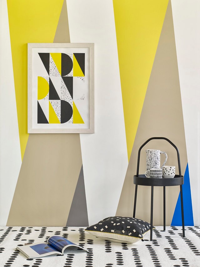 Tipp: a Poli-Farbe Platinum egyrétegű beltéri falfesték fehér (F 1), gólyahír (G 40), szarkaláb (SZ 70), fekete tulipán (F 60) és nád (N 30) árnyalata. 