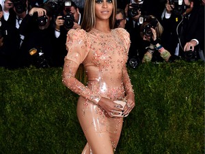 Beyoncé latexben a Met gálán