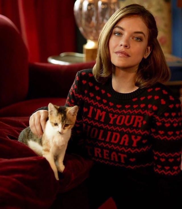 Palvin Barbi kiscicával, kötött pulcsival hoz ünnepi hangulatba