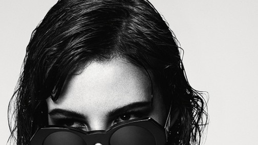 Egy napszemüveg lesz minden - Meztelenül bármit eladhatsz