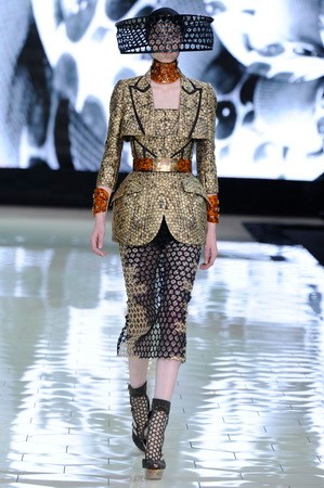 Vani nyitotta az Alexander McQueen show-t, Párizs - Fotó: Fairchild Archive