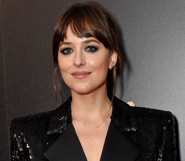 Dakota Johnson flitteres blézeréért MOST elindulunk a boltba