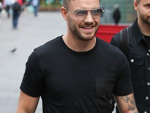 Liam Payne még egy ilyen egyszerű szettben is ijesztően szexi