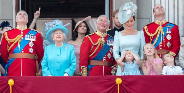 Sarolta hercegnő sírt, Györgynek be nem állt a szája - az angol királyi család ünnepét a gyerekek dobták fel
