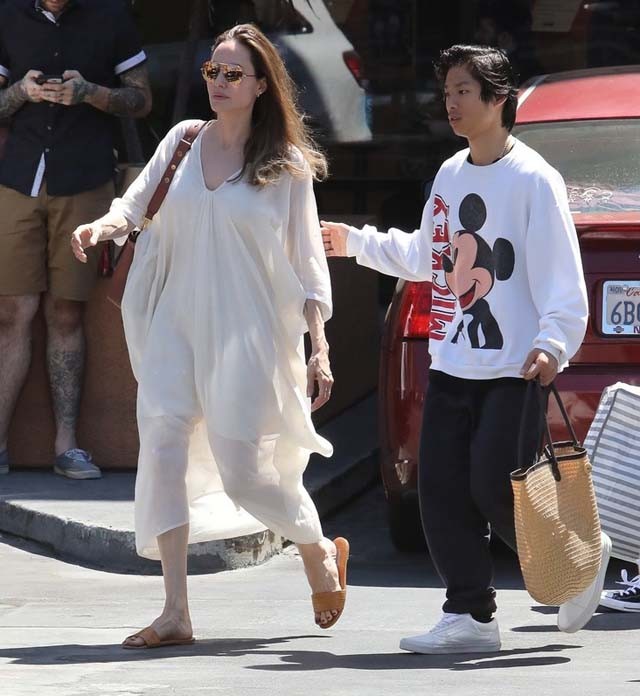 Angelina Jolie egész nyáron ezt a ruhát viselte: a legnagyobb kedvence