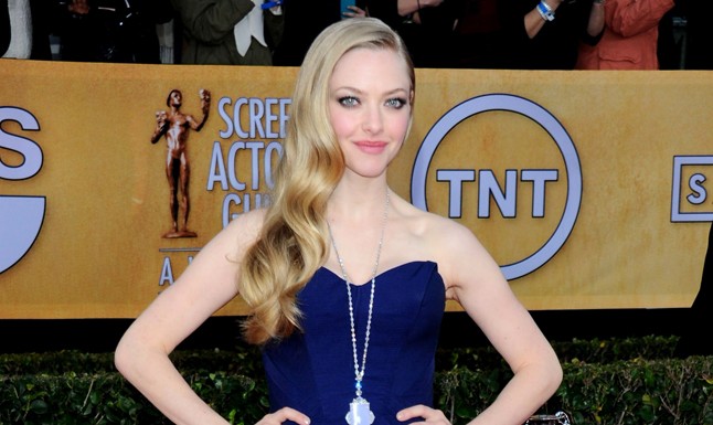 Amanda Seyyfried göndör fürtjeinek is jól áll az elválasztás