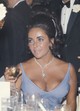 1970 - Elizabeth Taylor minden idők egyik leglenyűgözőbb Oscar-ékszer pillanatával ajándékozta meg a rajongókat, amikor az Oscar-bálon egy 69,42 karátos, körte alakú nyakláncot viselt, amely Taylor-Burton gyémántként vált híressé. Mindezt Edith Head csodás szabású ruhájával egészítette ki. A gyémántot 1969-ben Taylor akkori férje, Richard Burton vásárolta meg a Cartier-től 1,1 millió dollárért, és ezt a lenyűgöző nyakláncot készíttette. Ez a kivételes kő Hollywood egyik legnagyobb szerelmi kapcsolatának szimbólumává vált.