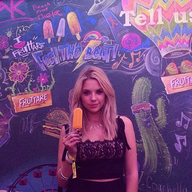 Ashley Benson beleharapott a fagyiba.