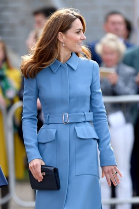 Ez a bullskin bőrből készült, palládium részletekkel ellátott táska az egyik legkülönlegesebb darab Katalin hercegné gyűjteményében. Az Asprey London táska értéke 1 950 dollár, ami körülbelül 741 000 forint.