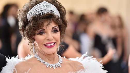 90 évesen is ragyoghat valaki a vörös szőnyegen! Joan Collins mindenkit elvarázsolt