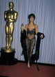 1988 Cher - A legjobb női főszereplőnek járó Oscar-díjat vette át ebben az ikonikus pucérruhában, a Holdkórosok című filmért az énekes-színésznő. Mint oly sok ruháját ezt is Bob Mackie tervezte.
