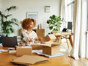 Mennyit rendeltél idén házhoz? Tudtad, hogy hatalmas kibocsátásokkal és légszennyezéssel jár az online vásárlás?