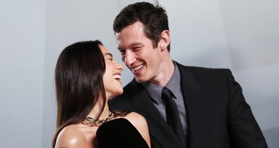 Kiderült: háromnapos esküvőn kel egybe Dua Lipa és Callum Turner, a nagy nap mindjárt itt van