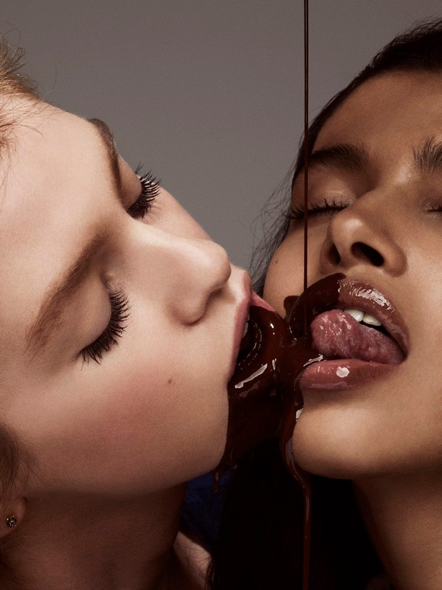 Ha húsvét, akkor édesség - összecsokizott mellek és csókolózás a legszexibb hírességek fotóin!