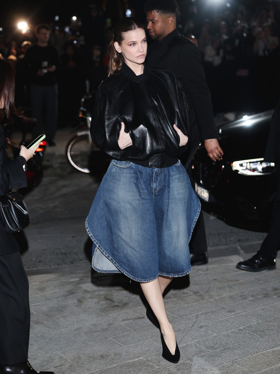 Így érkezett Palvin Barbara a Balenciaga divatbemutójára