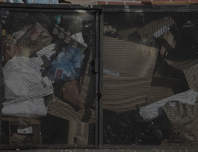 Szakadt harisnyák, szemét, fenékmutogatás és meztelenkedés Kanye West új kollekciójában