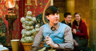 Emlékszel még a Harry Potter-filmek Neville Longbottomjára? Elképesztően sármos felnőtt férfi lett belőle