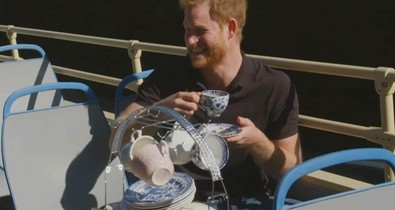 Harry herceg buszra pattant, majd elárulta Archie első szavát és A koronára is reagált