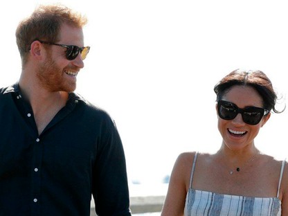 Meghan Markle olyan aranyosan babusgatja a kerekedő pocakját