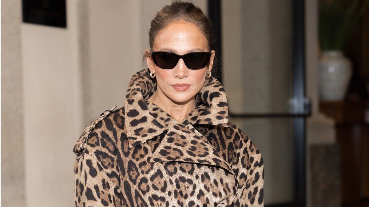 Ez tényleg ő? Szokatlan szettben pózol Jennifer Lopez, hirtelen alig ismertünk rá
